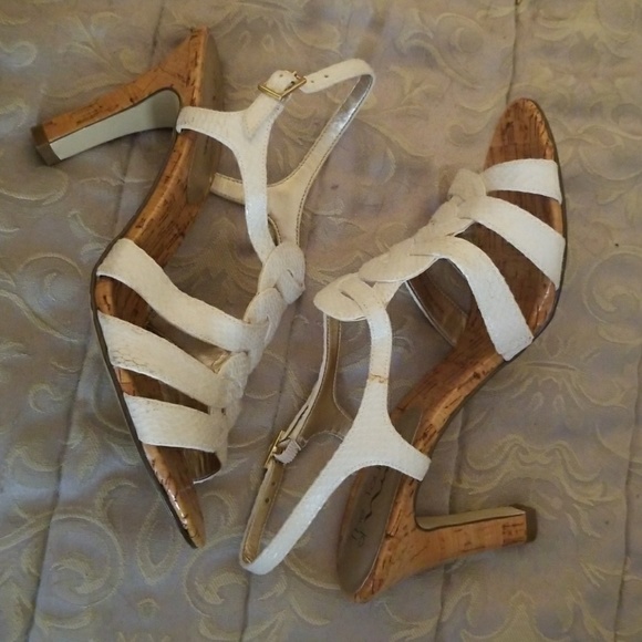 Short heels - Picture 3 of 4